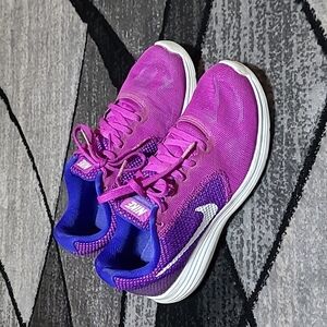 NIKE REVOLUTION 3 SWOOSH LOGO ATHLETIC RUNNING SHOE